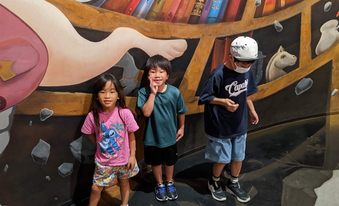 トリックアートの前に並ぶ子どもたち