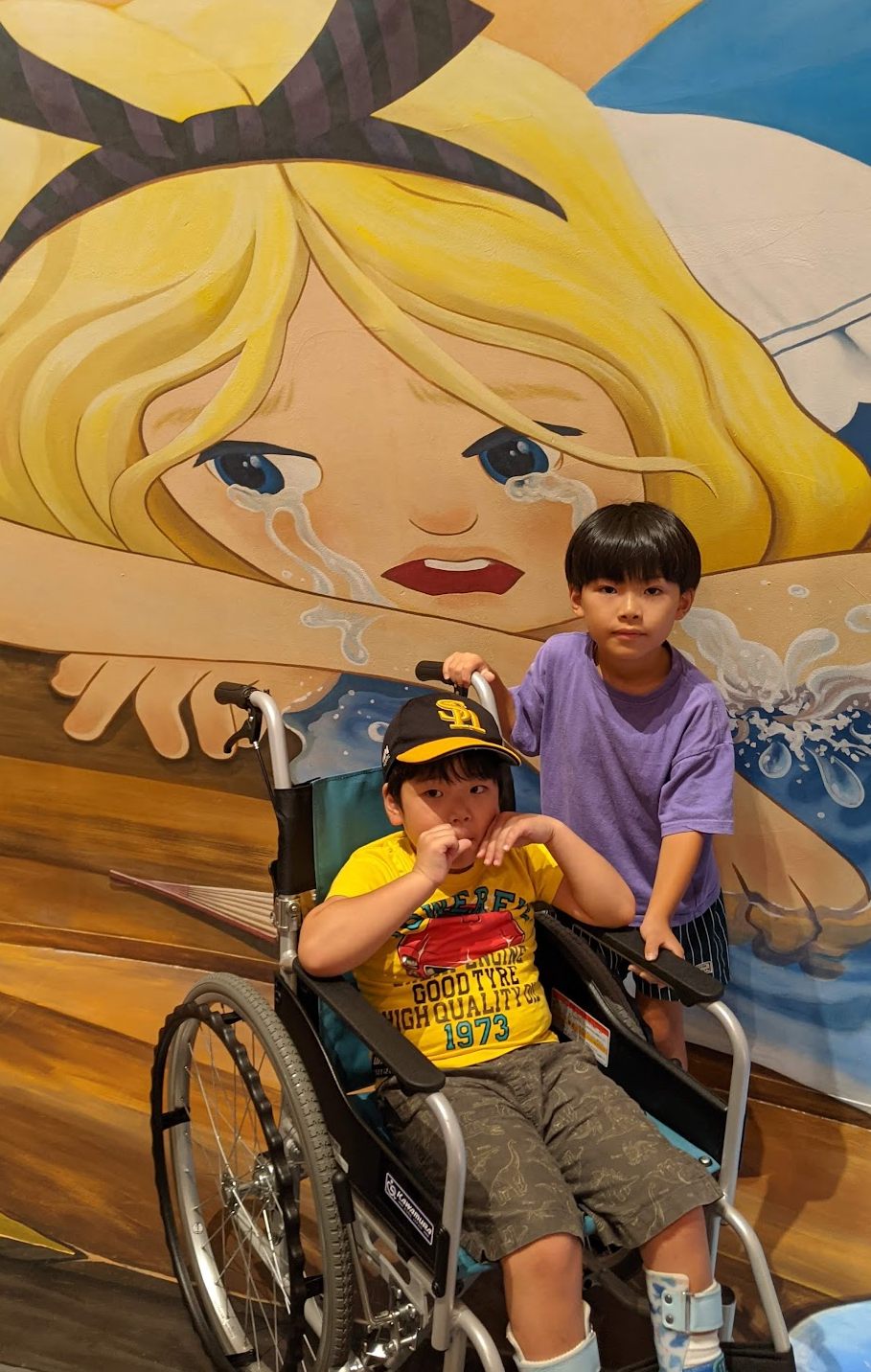 人魚姫の絵の前で写真におさまる子どもたち