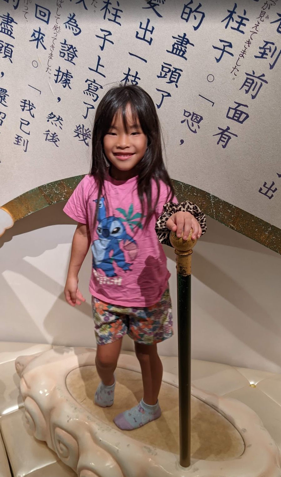 展示の前でポーズをとる女の子
