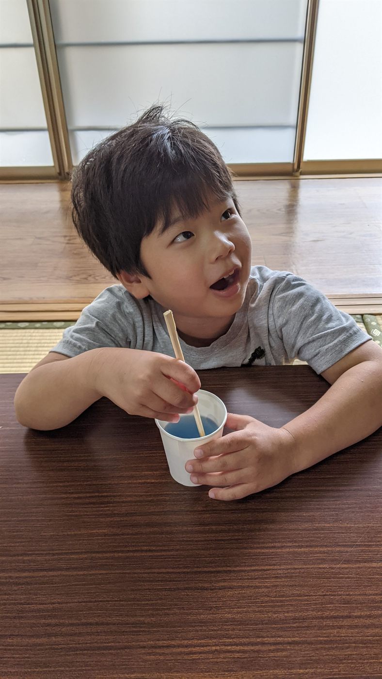 青色のスライムができあがり、うれしそうに笑う男の子