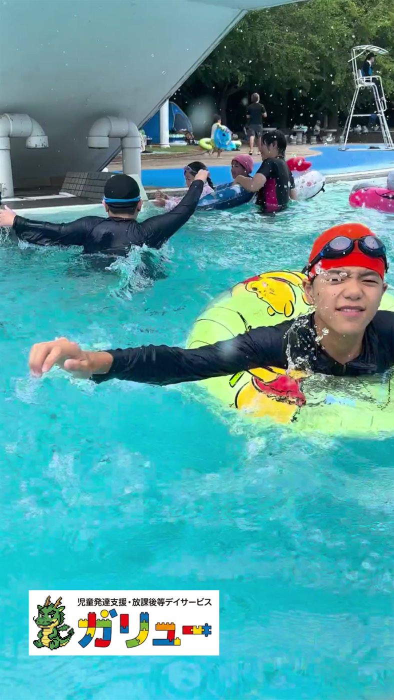 浮き輪につかまって流れるプールを楽しむ子どもたち