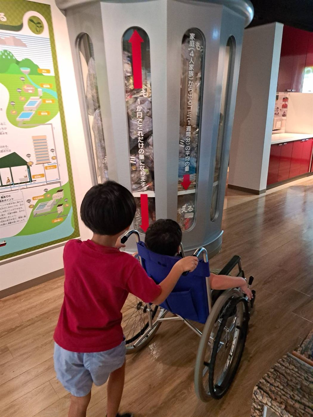 家庭から出るごみの量を再現した展示を見る子どもたち