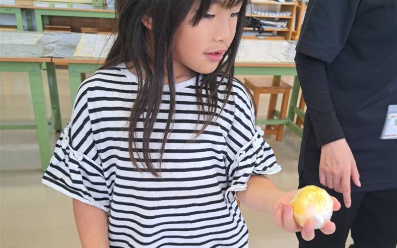 完成したバスボムを手に持つ女の子