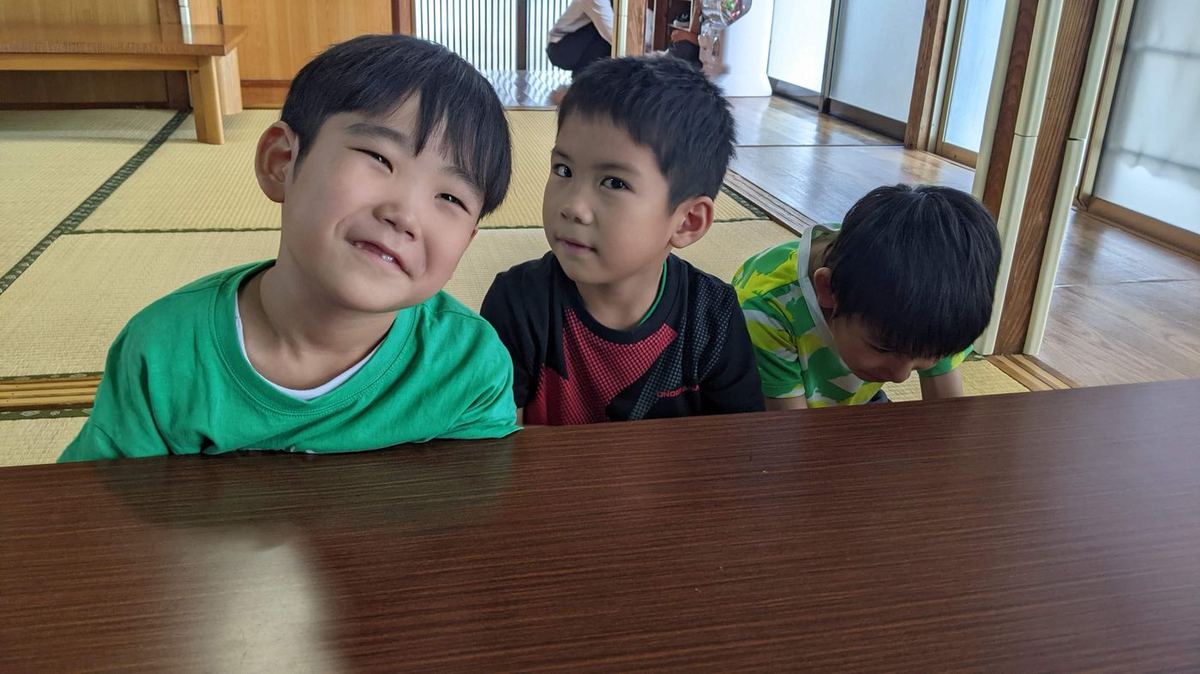 机をかこんで、考えている子どもたち