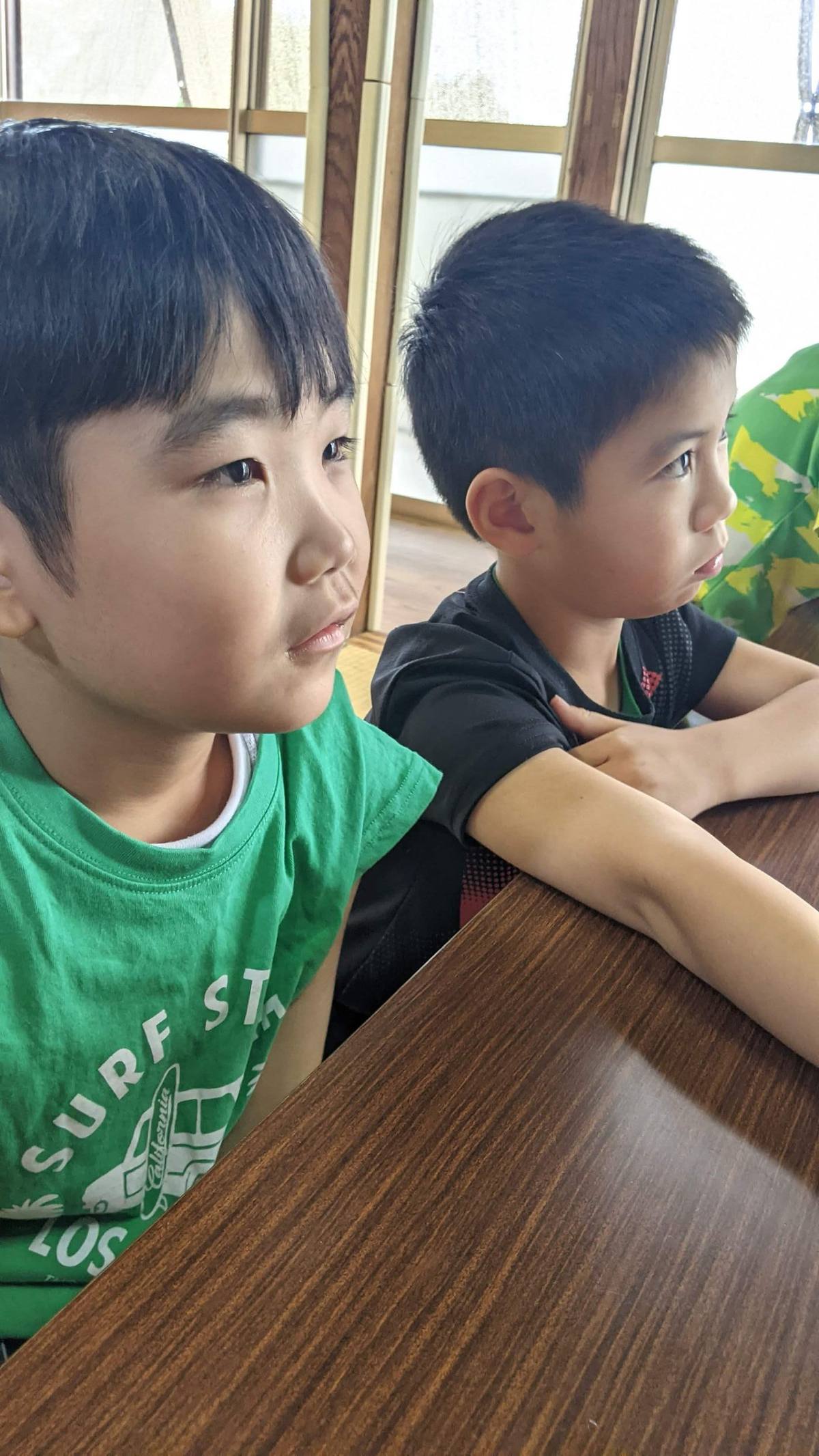 向かい合って話し合う二人の子ども