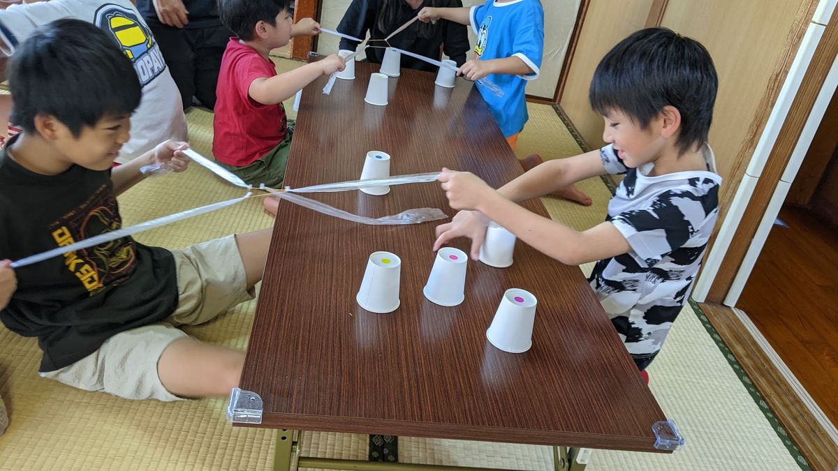 運んだ紙コップがテーブルの上に並んでいる様子