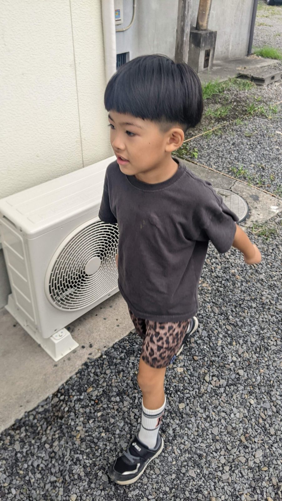 避難訓練を終えて、落ち着いた様子で建物へ戻っていく男の子
